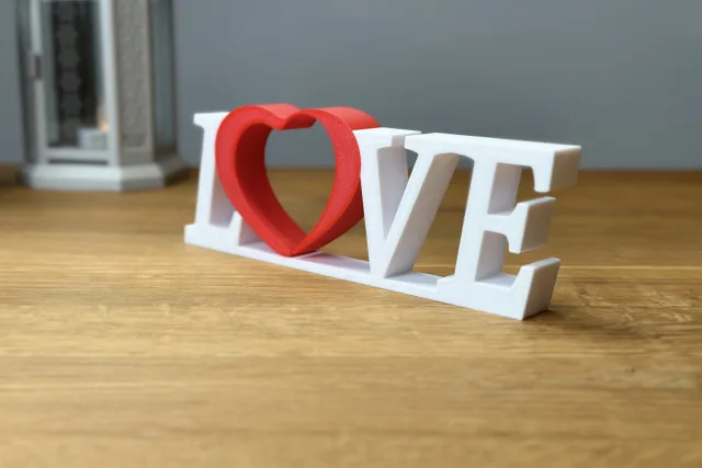 Dekoration Schrift "Love" mit rotem Herz für dein Zuhause oder perfektes Geschenk für Freunde / Familie